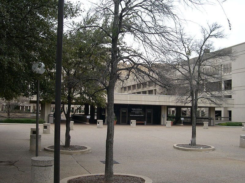 800px-UT_Southwestern_Dallas_Plaza1